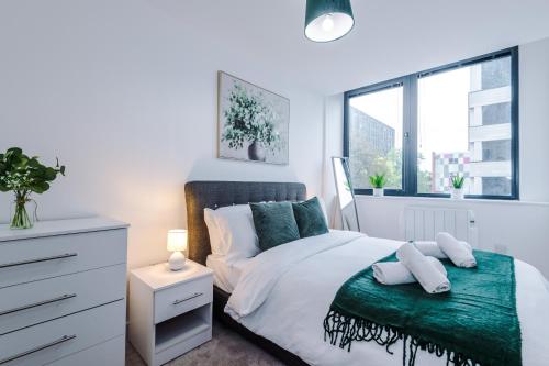 a bedroom with a bed and a dresser and a window at NEW! Stylish 2-bed apartment in Manchester by 53 Degrees Property - Amazing location, Ideal for Small Groups - Sleeps 4! in Manchester