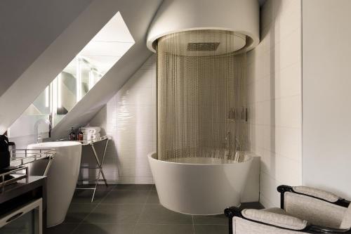 Bilik mandi di New Hotel Republique - Ex Albert's Hotel