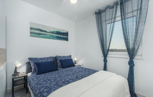 - une chambre avec un lit doté de rideaux bleus et d'une fenêtre dans l'établissement Villa Pendolina with pool and grill in Umag, à Buroli