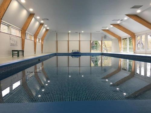 uma piscina interior com piscina em La Dolce Vita, Chalet 75, Vakantiepark Sunclass Durbuy em Durbuy