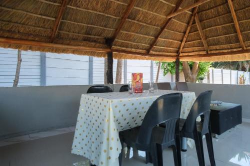 stół z krzesłami i tkanina z kropką w obiekcie Home Life Guesthouse w mieście Midrand