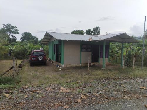 Casa de campo llena de vida con estacionamiento