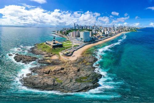 uma vista aérea de uma praia no oceano em Bimba Hostel - Salvador - BA em Salvador