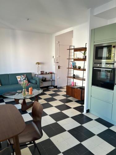 un salon avec un sol en damier dans l'établissement Charmant appartement 2 chambres à 10mn de la plage., à Marseille