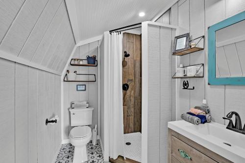 Bilik mandi di Rustic Star Farmhouse at Moonlight Getaway