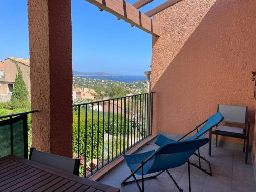 Appartement piscine et vue mer.