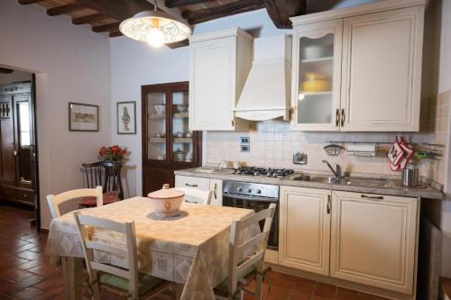 Kuchyň nebo kuchyňský kout v ubytování La Petronilla Appartamenti Montepetriolo