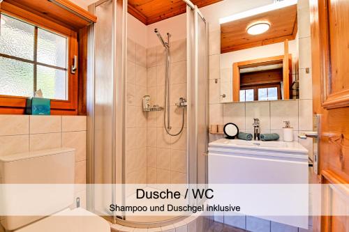 y baño con ducha y lavamanos. en Gemütliches Chalet mit schöner Aussicht, en Küblis