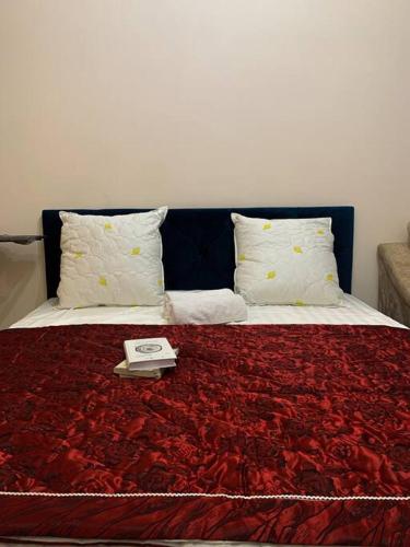 uma cama com um telefone em cima em 1-комнатная квартира посуточно em Taldykolʼ