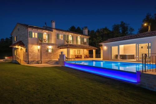 Πισίνα στο ή κοντά στο Rustic villa Kave with wellness in Groznjan