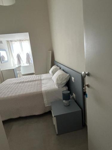 Schlafzimmer mit einem Bett, einem Spiegel und einer Tür in der Unterkunft Palazzo dei Baroni in San Bartolomeo in Galdo