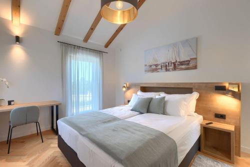 Ένα ή περισσότερα κρεβάτια σε δωμάτιο στο Modern villa Pinca with pool and grill in Vizinada
