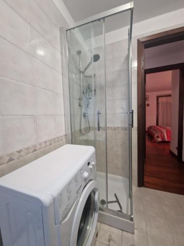 een wasmachine in een badkamer met een douche bij L'Atelier du Temps - Casa Margherita in Courmayeur