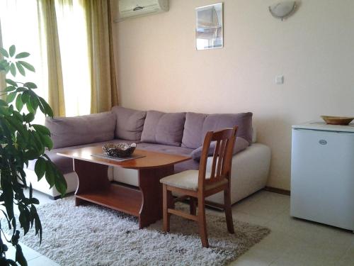 een woonkamer met een bank en een tafel bij Villa Rouge in Sozopol