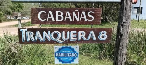 una señal que lee cabanas de arrastre en una carretera en Cabañas Tranquera 8 en Chascomús