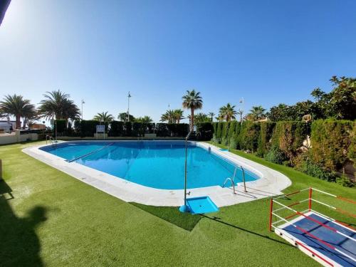 una vista aérea de una gran piscina en un patio en Almuñecar Seawiews Deluxe SinEsedesignhomes, en Almuñécar