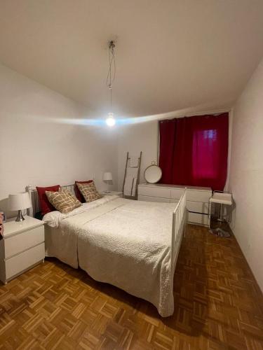 um quarto com uma cama e uma janela vermelha em Chez Sophie em Lausanne