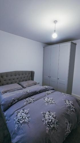 - une chambre avec un lit et une couette violette dans l'établissement Kilbelin Abbey, à Newbridge