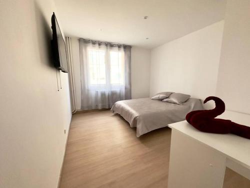 um quarto com uma cama e um cisne num balcão em Charmant T5 centre Villeurbanne em Villeurbanne