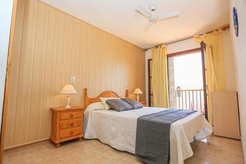 ミアミ・プラトーヤにあるCasas Blancas Litoral - ONLY FAMILIESのベッドルーム1室(天井ファン、窓付)