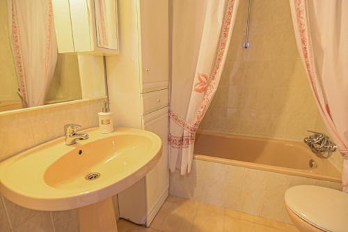 ミアミ・プラトーヤにあるCasas Blancas Litoral - ONLY FAMILIESのバスルーム(洗面台、トイレ、シャワー付)