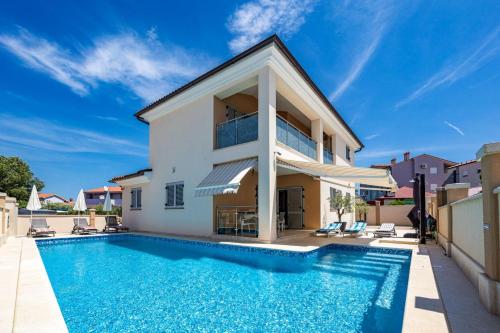 Villa Niki & Gugi with 4 bedrooms in Pula