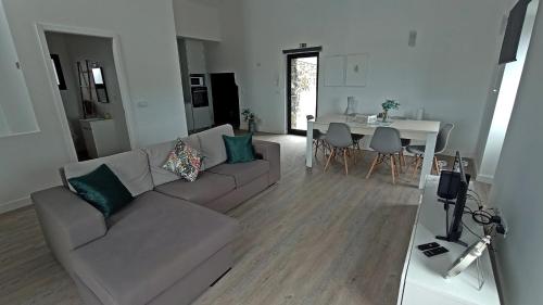a living room with a couch and a table at Ninho do Sonho in Bretanha