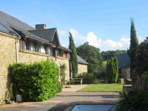 a house with a garden and a driveway at Domaine de la Tranquillité V in Noyal-Muzillac