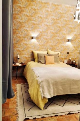 una camera da letto con un letto con una parete gialla di Loft Paradis - Hyper Centre - 280M2 a Marsiglia
