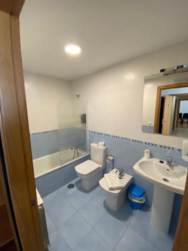 een badkamer met een toilet en een wastafel bij dp Calvo Sotelo 164, 4C in Sarria