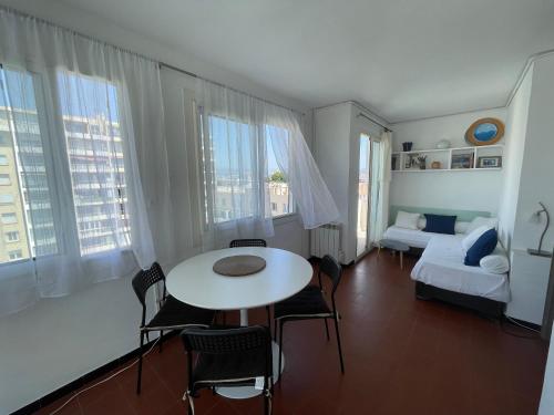 un salon avec une table et un canapé dans l'établissement Vue Mer - Calme et lumineux, à Marseille