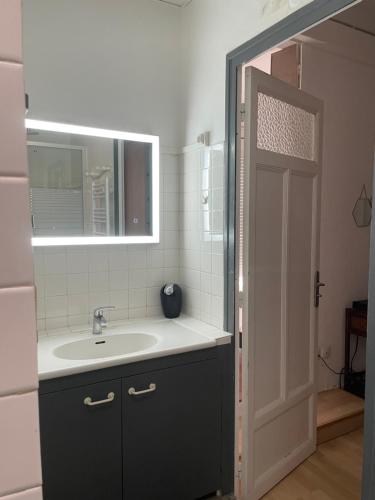 une salle de bain avec un lavabo et un miroir dans l'établissement Vue Mer - Calme et lumineux, à Marseille