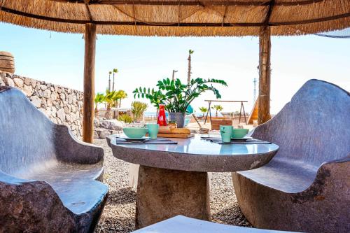 Ruang duduk di Finca De Arrieta Village - Yurts and Stone Cottages - Shared Pool - Walking distance to Arrieta Beach - Off Grid