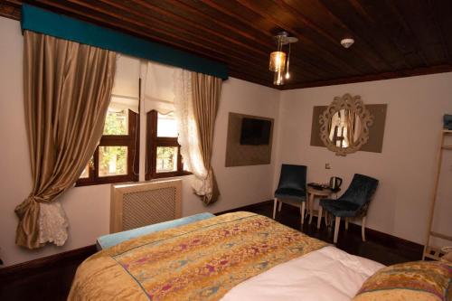 Een bed of bedden in een kamer bij Arasta Konak Boutique Hotel