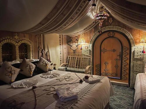 sypialnia z dużym łóżkiem w pokoju w obiekcie Tente et Restaurant ElBey w mieście Duz