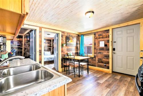 cocina con fregadero y mesa en Dog Friendly Private Cabin w Hot Tub Leadville-A, en Leadville