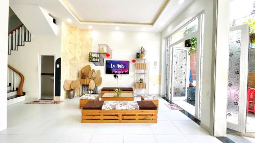 sala de estar con sofá y TV en Simi Homestay, en Vung Tau