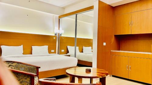 Postel nebo postele na pokoji v ubytování Neel Skye - Couple Friendly - DLF My Pad, Gomtinagar , Lucknow