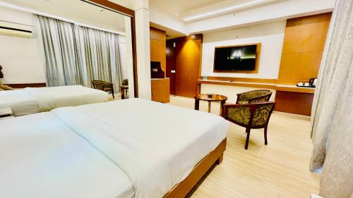 Postel nebo postele na pokoji v ubytování Neel Skye - Couple Friendly - DLF My Pad, Gomtinagar , Lucknow