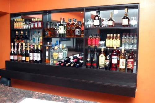 un bar con molte bottiglie di alcol di Leawood Hotel a Lekki