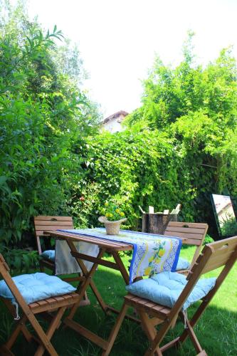 a picnic table and two chairs in a yard at Lemon-Ada Butik Otel in Kusadası