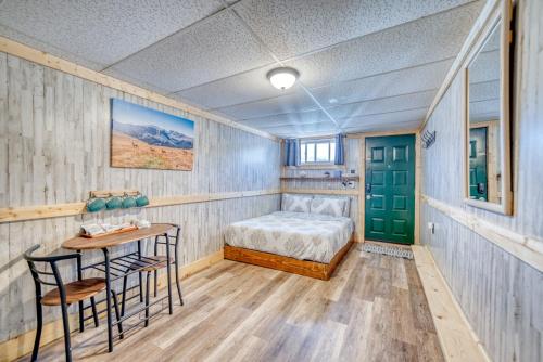 En eller flere senge i et værelse på 7Cozy Dog Friendly Private Room Downtown Leadville