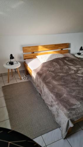 een slaapkamer met een groot bed en een tafel bij Ferienwohnung Sengbach in Solingen
