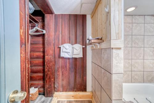 Et badeværelse på 7Cozy Dog Friendly Private Room Downtown Leadville