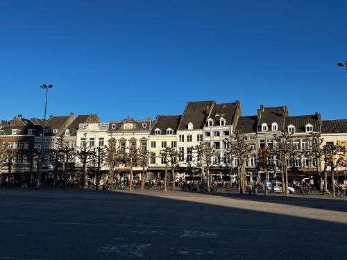 una calle vacía frente a un gran edificio en Hoeve Appartement aan de rand van Maastricht met natuurzwembad, en Berg en Terblijt