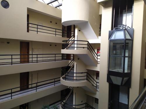 una vista exterior de un edificio con balcones en espiral en Studio do Bosque, en Curitiba