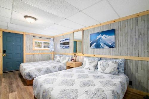 Postel nebo postele na pokoji v ubytování 5Cozy Dog Friendly Private Room Downtown Leadville