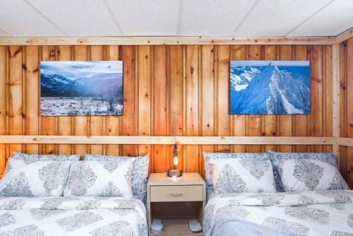 1 dormitorio con 2 camas y 2 cuadros en la pared en 1 Spacious Private Room Dog Friendly Leadville, en Leadville