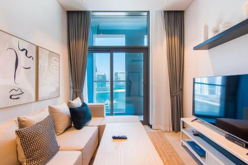 TV a/nebo společenská místnost v ubytování Amazing 1BR in Business Bay with Burj Khalifa View