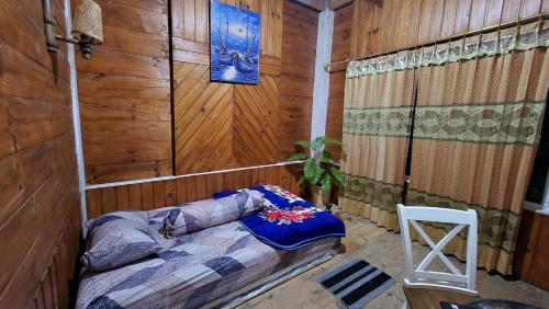 Habitación con cama en una cabaña de madera en Serenity homestay, en Mamasa